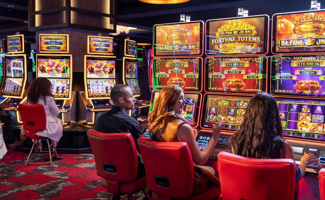 Bright live dealer room scene from the 7b777 casino section